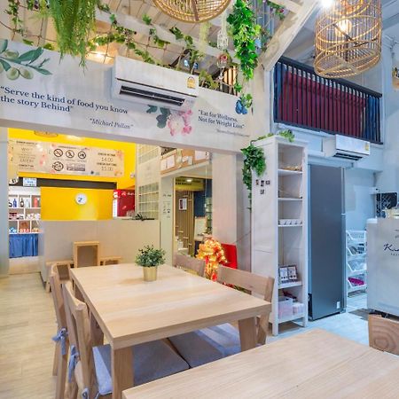 Kinnon Deluxe Hostel Coworking Cafe Bangkok Exteriör bild
