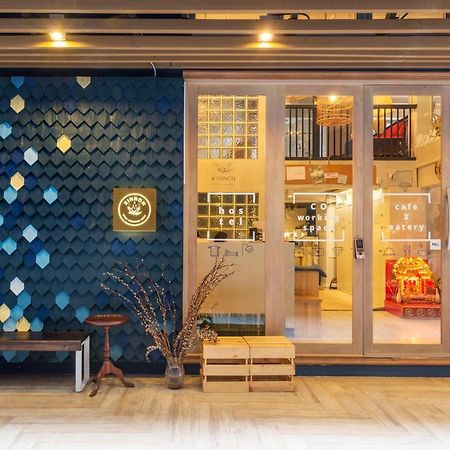 Kinnon Deluxe Hostel Coworking Cafe Bangkok Exteriör bild