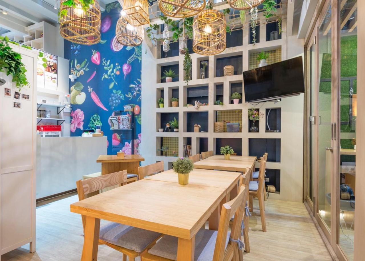 Kinnon Deluxe Hostel Coworking Cafe Bangkok Exteriör bild