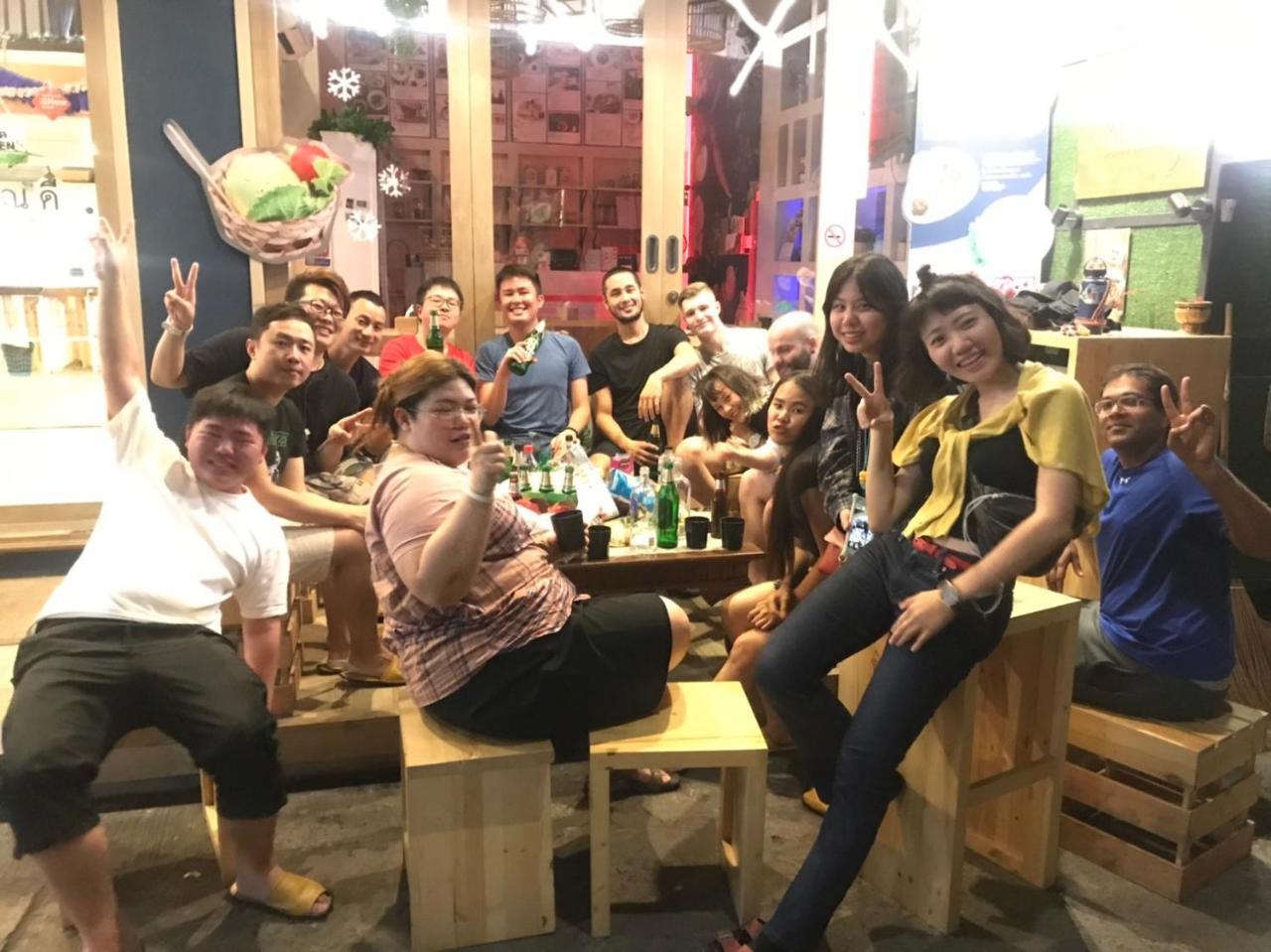 Kinnon Deluxe Hostel Coworking Cafe Bangkok Exteriör bild