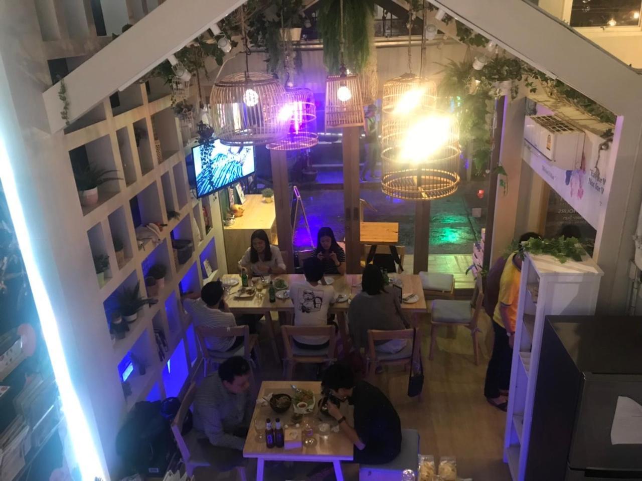 Kinnon Deluxe Hostel Coworking Cafe Bangkok Exteriör bild