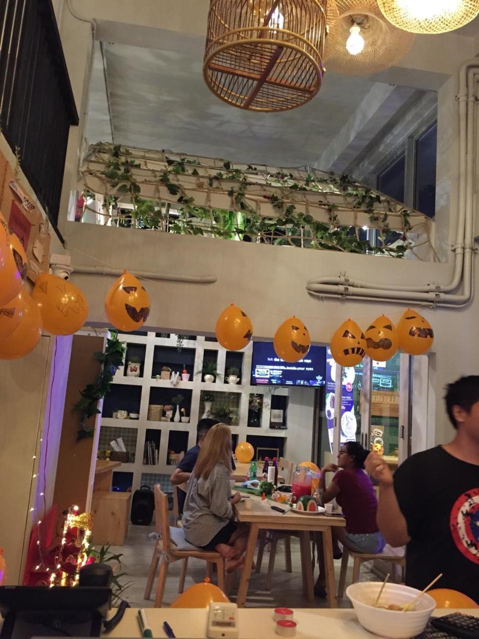 Kinnon Deluxe Hostel Coworking Cafe Bangkok Exteriör bild