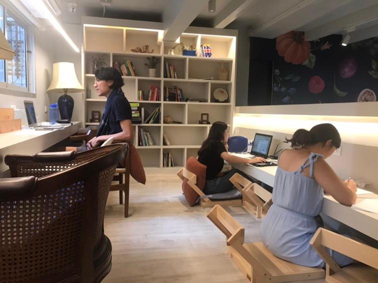 Kinnon Deluxe Hostel Coworking Cafe Bangkok Exteriör bild