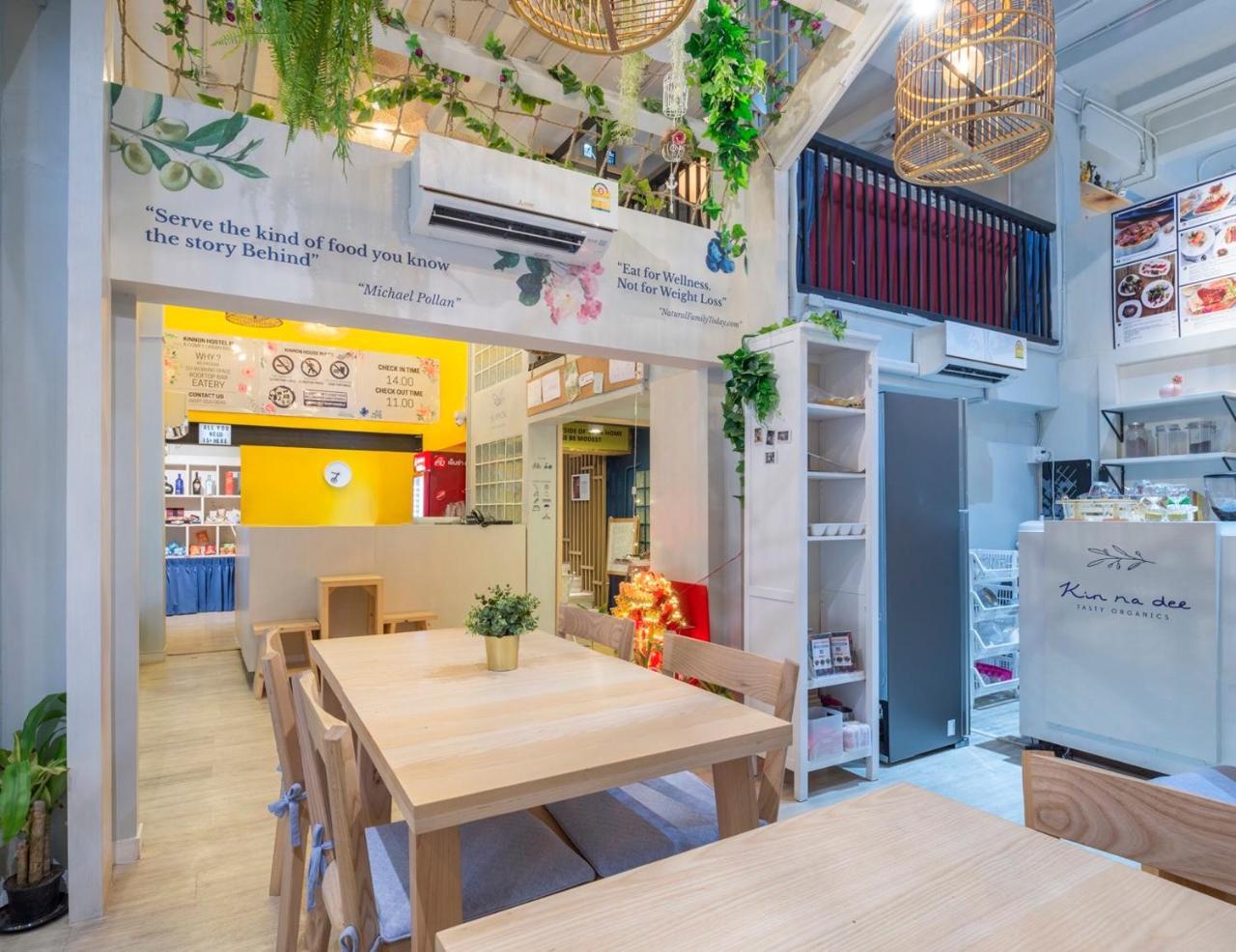 Kinnon Deluxe Hostel Coworking Cafe Bangkok Exteriör bild