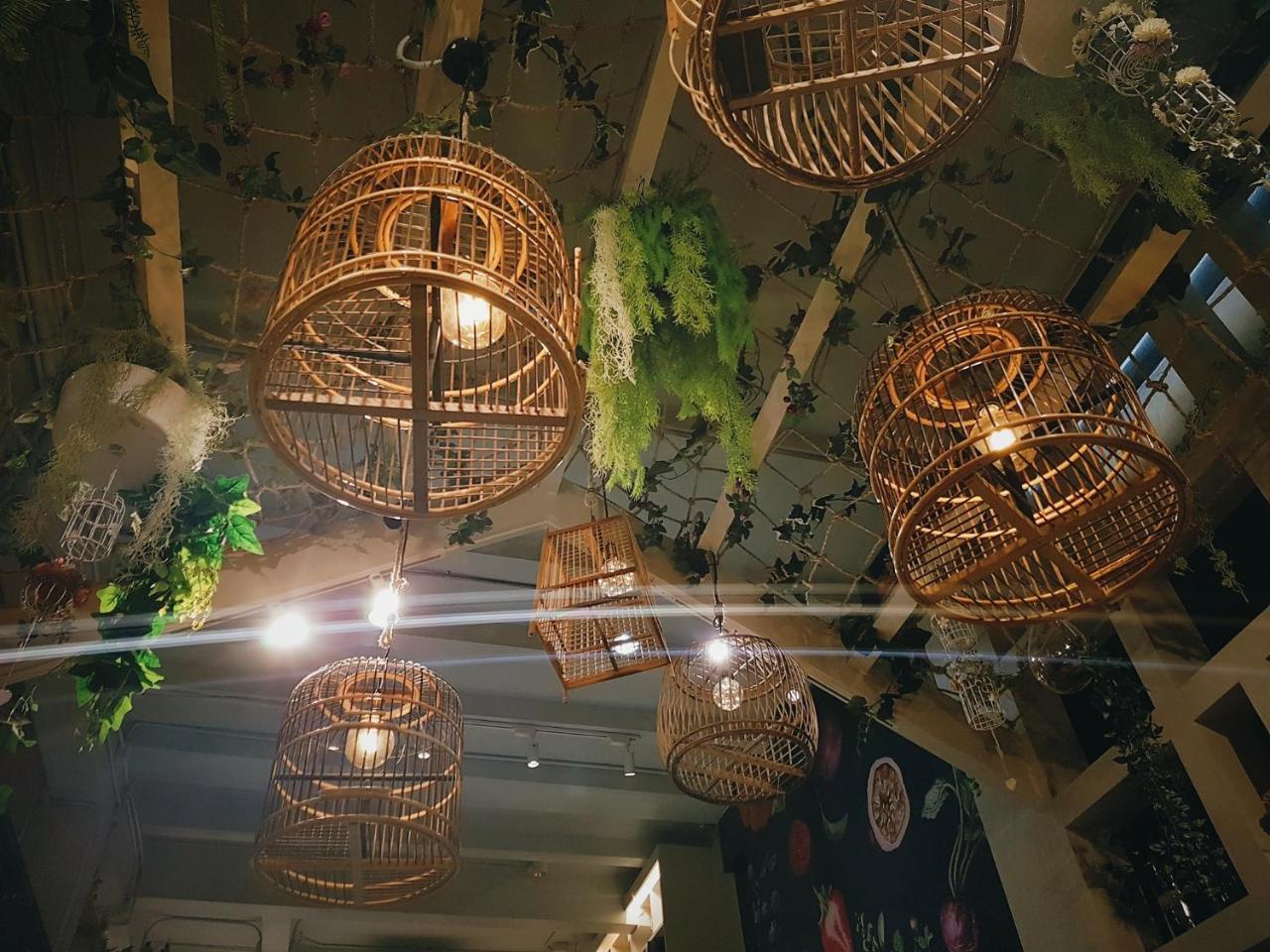 Kinnon Deluxe Hostel Coworking Cafe Bangkok Exteriör bild